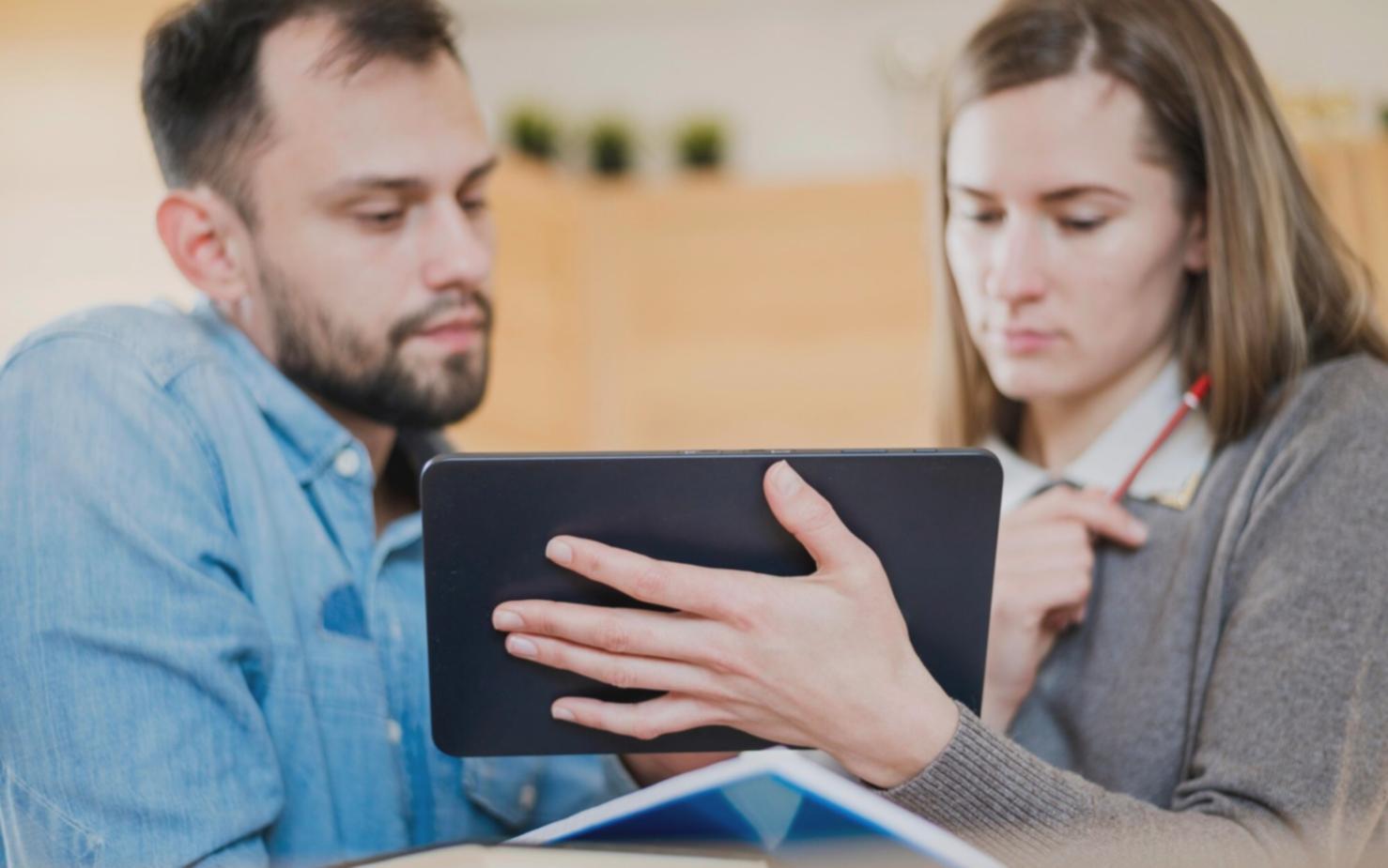 Planification budgétaire familiale avec documents et calculatrice